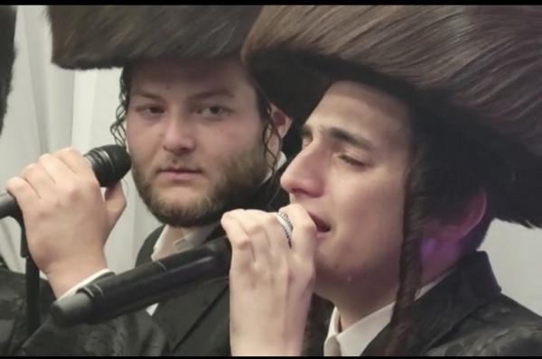 מרגש את הרשת: הבכי של הזמר החסידי באמצע השיר