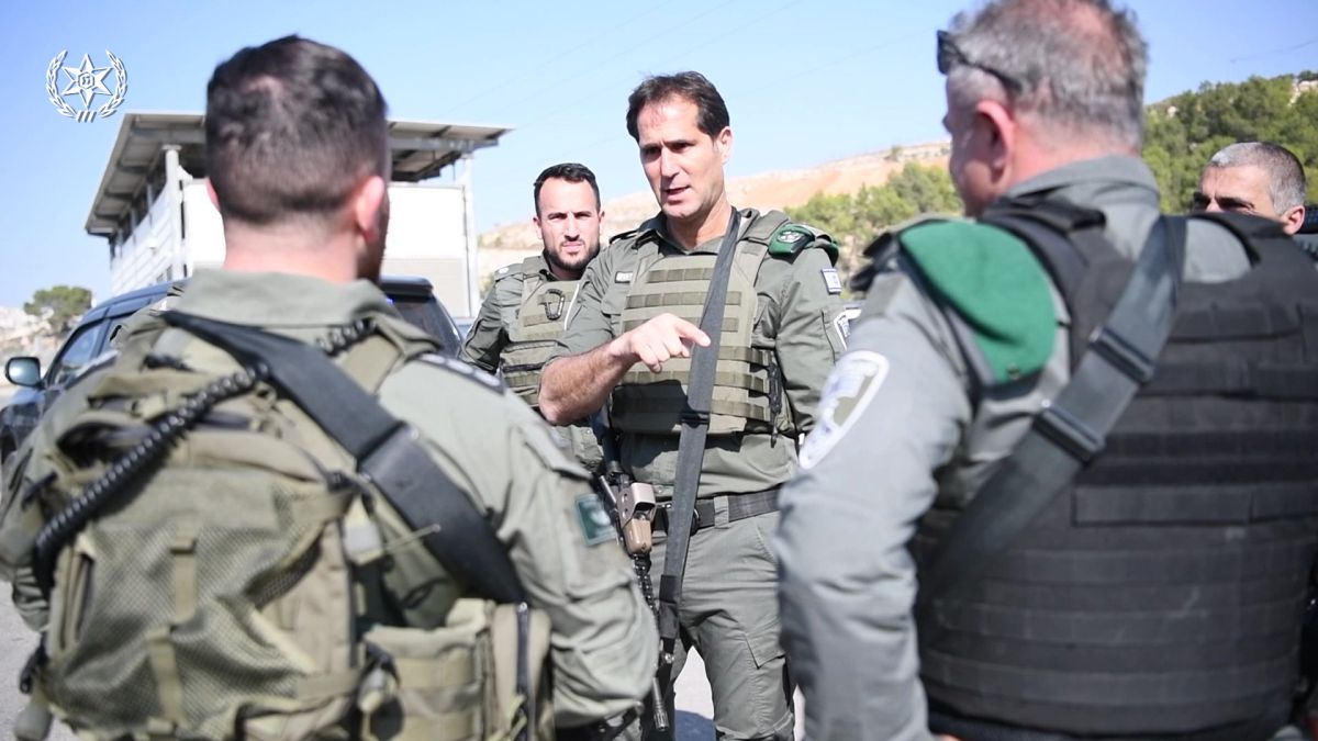 הבריח שב"חים עם דופן כפולה באוטובוס ונעצר. צפו