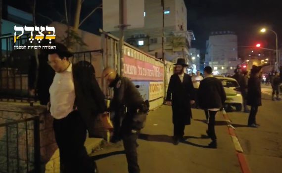 תיעוד קשה: שוטר מכה חרדי ברחוב בזמן פיזור הפגנה