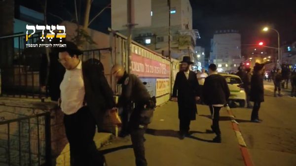 תיעוד קשה: שוטר מכה חרדי ברחוב בזמן פיזור הפגנה