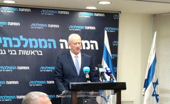 גנץ נגד לפיד: אני לא בטוח שלעמוד על גשר זאת הדרך