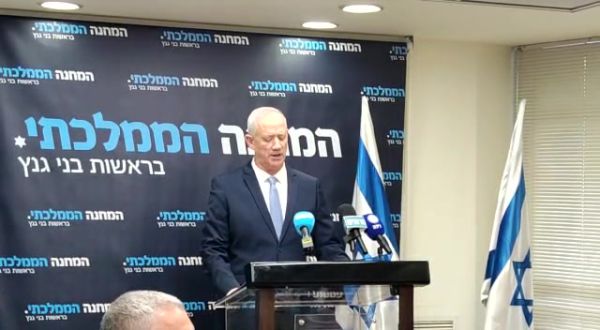 גנץ נגד לפיד: אני לא בטוח שלעמוד על גשר זאת הדרך