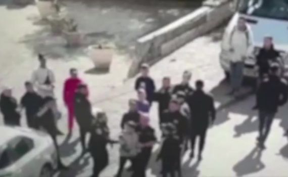 תיעוד | נתפס בזמן שיידה אבנים לעבר אוטובוסים