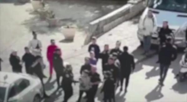 תיעוד | נתפס בזמן שיידה אבנים לעבר אוטובוסים