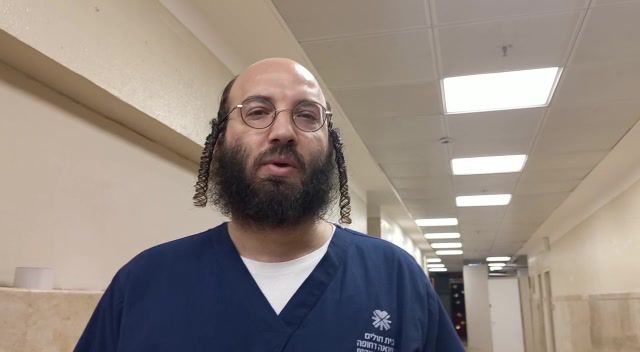 צפו: חסיד בעלז ואח בבית החולים במסר לאורית סטרוק