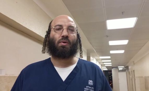 צפו: חסיד בעלז ואח בבית החולים במסר לאורית סטרוק