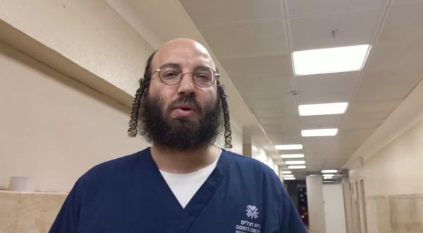 צפו: חסיד בעלז ואח בבית החולים במסר לאורית סטרוק