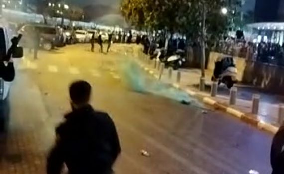 תיעוד: אוהדים התפרעו מחוץ לאצטדיון נתניה