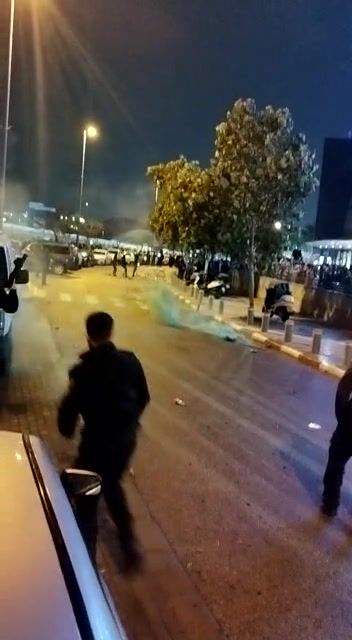 תיעוד: אוהדים התפרעו מחוץ לאצטדיון נתניה