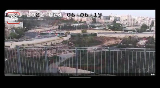 צפו בתיעוד: רגע הנחת המטען מהפיגוע בירושלים