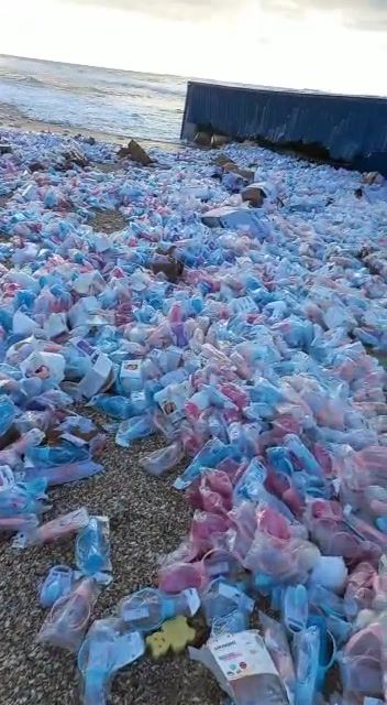 צפו: מוצרי תינוקות נסחפו ממכולה אל חופי אשקלון