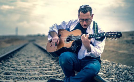 איתן פישר בסינגל חדש: "לב שבור הוא גרזן"