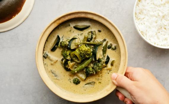 מתכון לערב חורפי: תבשיל קארי ירוק עם אורז לבן