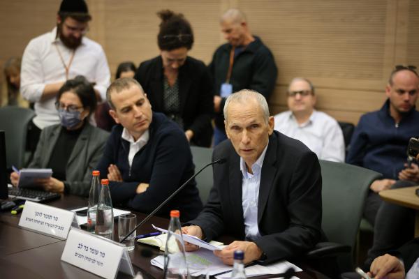 בזמן דיון הוועדה: השר בר לב חושף מידע מסווג | צפו