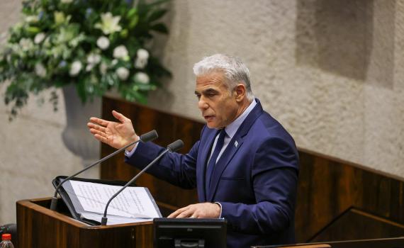 לפיד: "הכניעה לפולין היא חרפה לאומית"