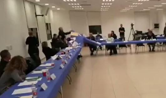 תיעוד חריג: סגן ראש העיר הפך שולחן על חבר מועצה