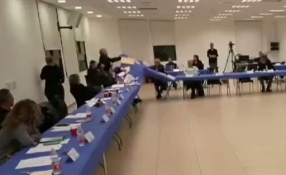 תיעוד חריג: סגן ראש העיר הפך שולחן על חבר מועצה