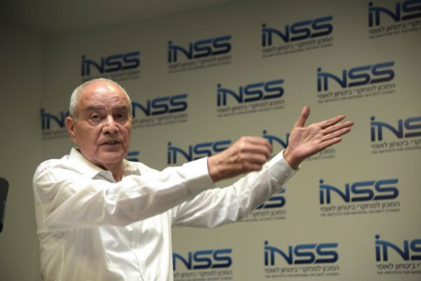 דן חלוץ תוקף: "מי הוא בכלל? טפיל"