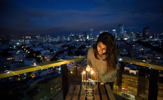 נשים מדליקות: על סיפורי גבורה בימינו | דעה
