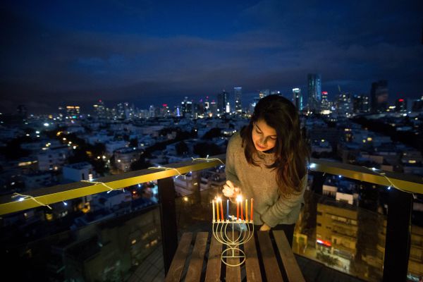 נשים מדליקות: על סיפורי גבורה בימינו | דעה