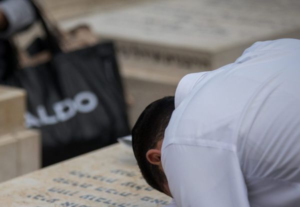 קבלן מצבות נתן שוחד כדי לקבל שמות נפטרים