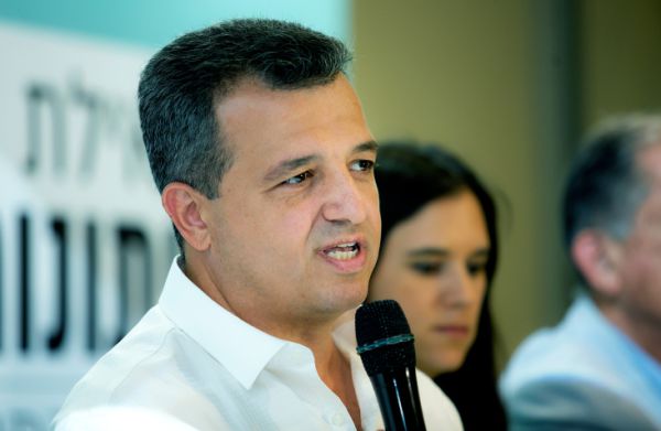 המחאה מתרחבת: ראש עיר נוסף מתחייב לאסור אפליה