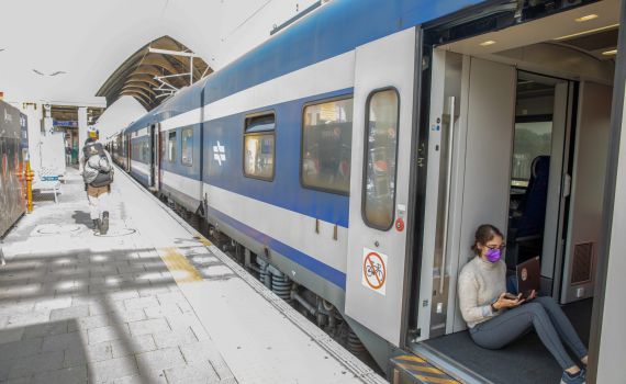 אישה נפגעה מאוטובוס בלוד, תנועת הרכבות נעצרה