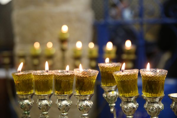 הלכות חנוכה בקיצור לפי מנהגי כל העדות