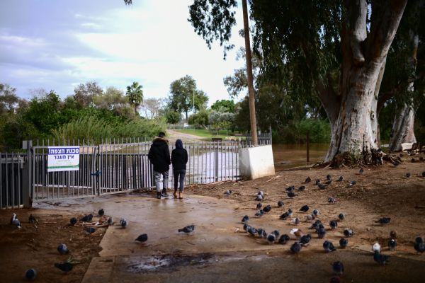 עגלת תינוק נפלה לאגם בפארק הירקון