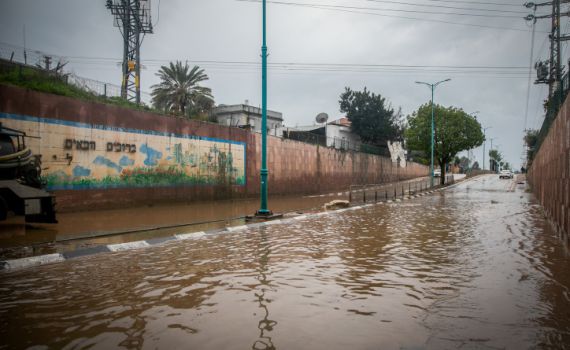 בעקבות הגשמים: קטע כביש שקע ביבנה