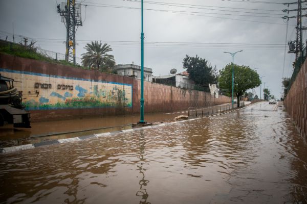 בעקבות הגשמים: קטע כביש שקע ביבנה