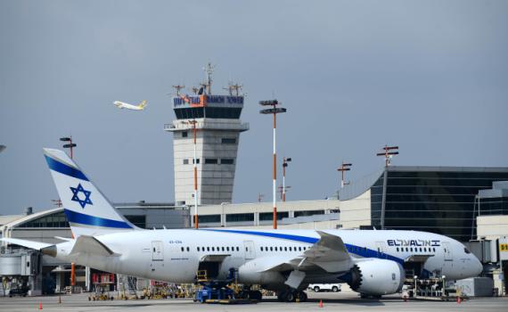 אירוע חריג בנתב"ג: משאית פגעה במנוע של מטוס