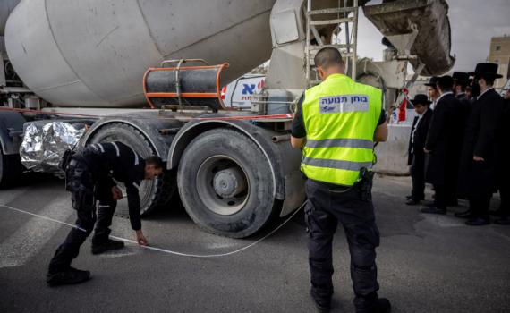 משאית התנגשה בכלי רכב ליד מחסום