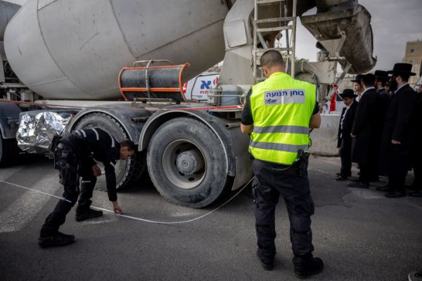 משאית התנגשה בכלי רכב ליד מחסום