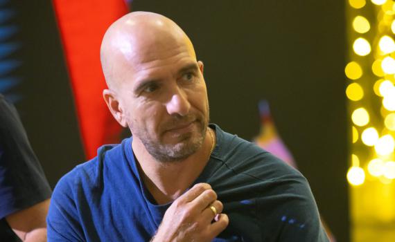 לאחר שהורד מהבמה: רבים תומכים באסי כהן