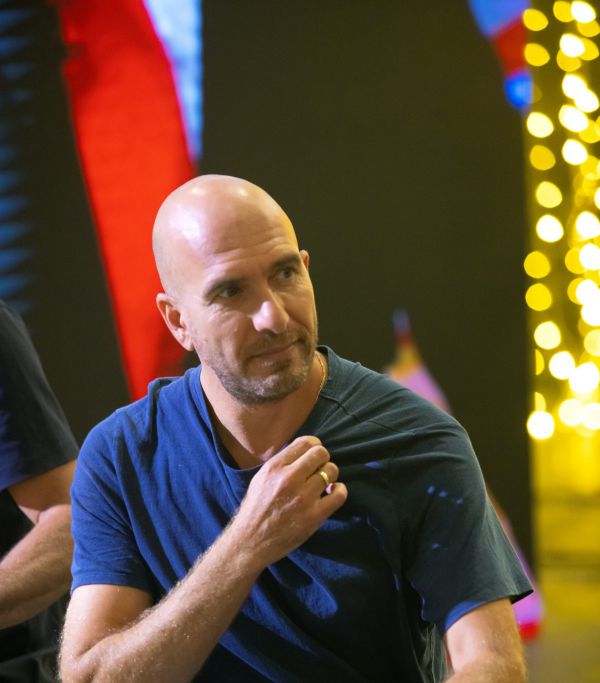 לאחר שהורד מהבמה: רבים תומכים באסי כהן