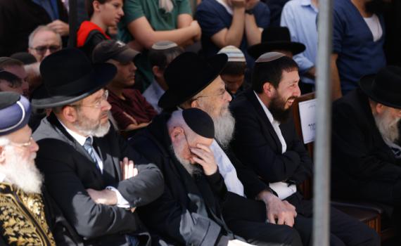 נפרדים בדמעות: הלוויית הרב שטרנברג זצ"ל • גלריה