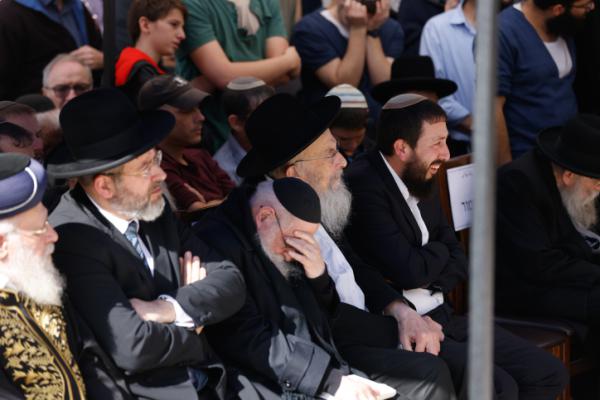 נפרדים בדמעות: הלוויית הרב שטרנברג זצ"ל • גלריה