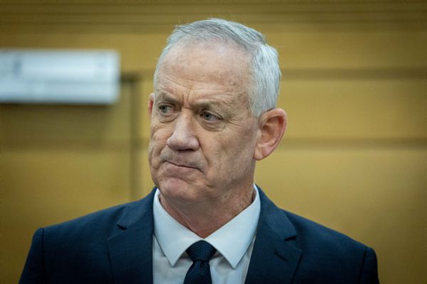 גנץ נגד ח"כים מימין: מעניקים רוח גבית לטרור