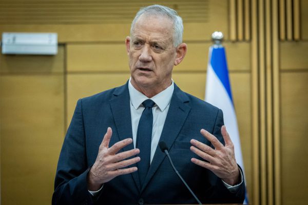 סקר דרמטי: גנץ עוקף את נתניהו; לפיד מזנק