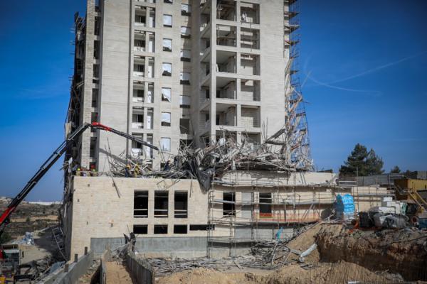 צרחות ועשן: תיעוד רגע קריסת הפיגומים בגבעת זאב