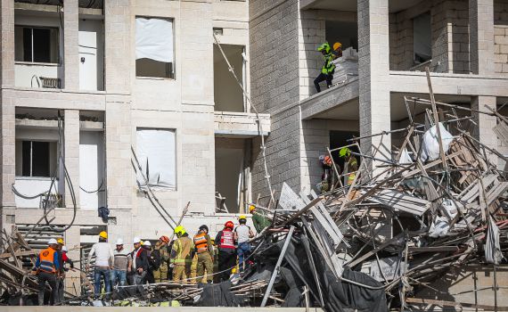 אחרי קריסת הפיגומים: נעצרו מנהלי אתר הבנייה