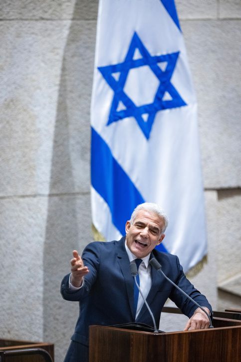 לפיד לנתניהו: מי ששלח בריונים לא יתן לי הרצאות