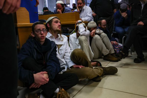 בדמעות: התלמידים נפרדים מהרב דרוקמן | צפו בתיעוד