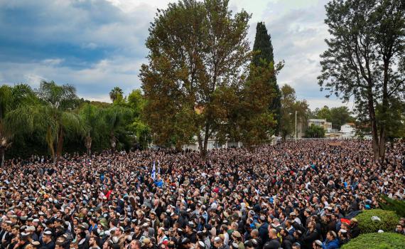 מבט מלמעלה: קהל הרבבות בהלווית הרב דרוקמן זצ"ל
