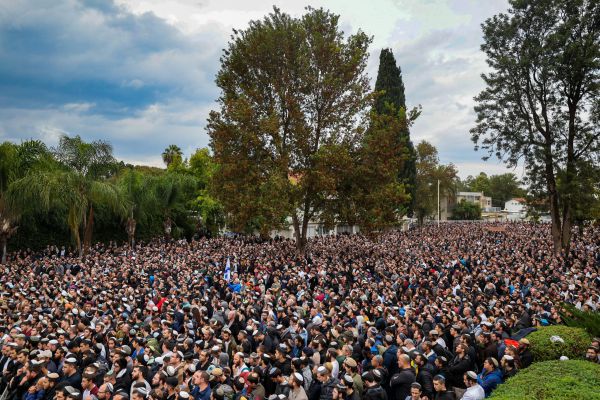 מבט מלמעלה: קהל הרבבות בהלווית הרב דרוקמן זצ"ל