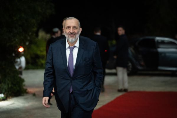 הפעולה הראשונה של דרעי: תיירים מסין יעברו בדיקה