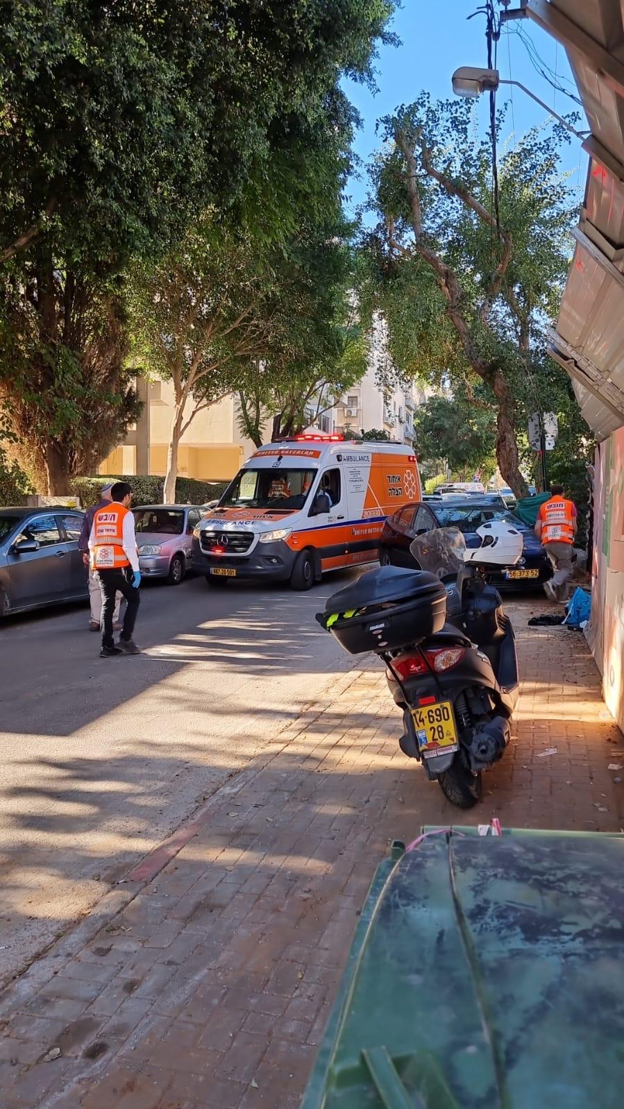 פתח תקווה: פועל בניין נפל מפיגום ונפצע בינוני