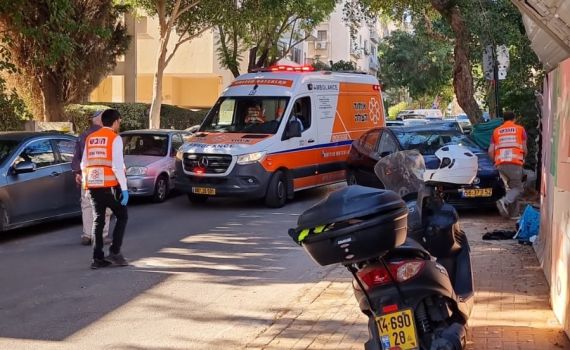 פתח תקווה: פועל בניין נפל מפיגום ונפצע בינוני