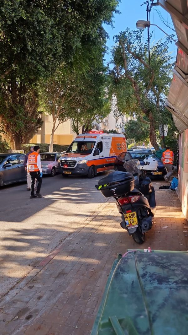 פתח תקווה: פועל בניין נפל מפיגום ונפצע בינוני